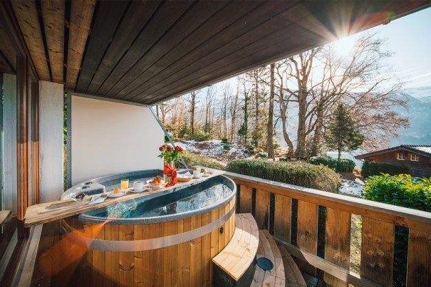 A stunning view of Hotel Lindenhof with Lake Brienz